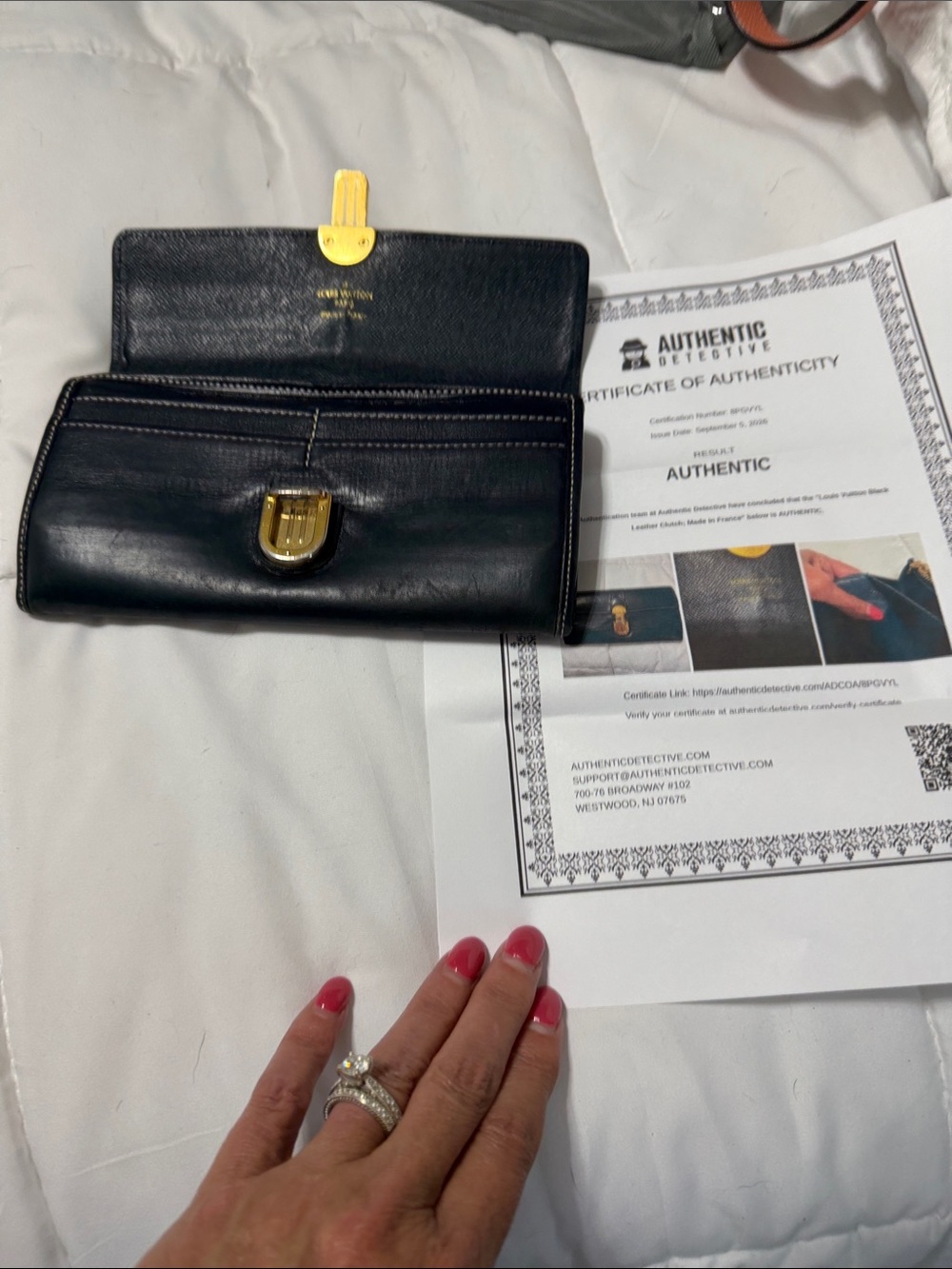 Authentic Louis Vuitton Utah Leather Sarah longwallet with gold toned pushlock. - Picture 6 of 10